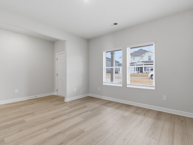 Spacious, unfurnished interior of a new home in Wexford Park, Fountain Inn (Image 10).
