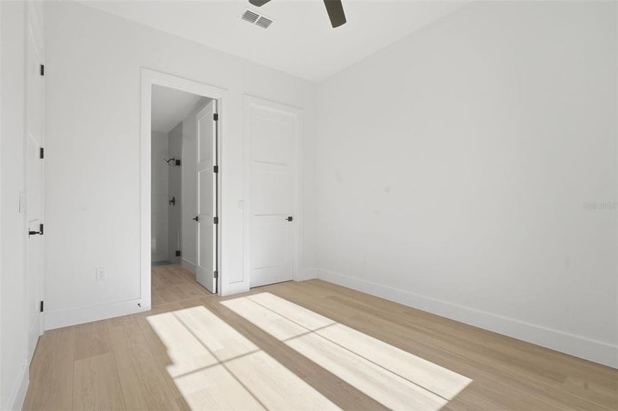 Spacious, unfurnished interior of a new home in , Orlando (Image 43).