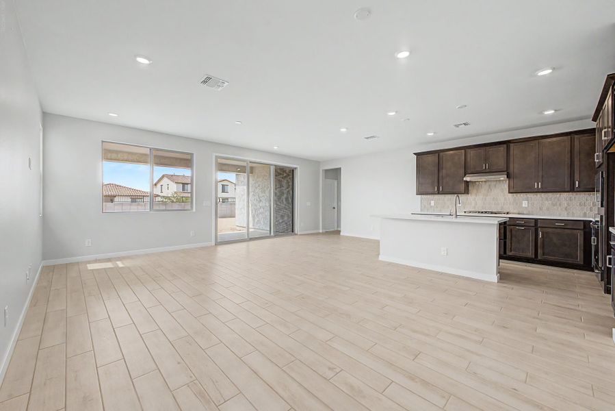 Spacious, unfurnished interior of a new home in Citrus Park, Goodyear (Image 6).