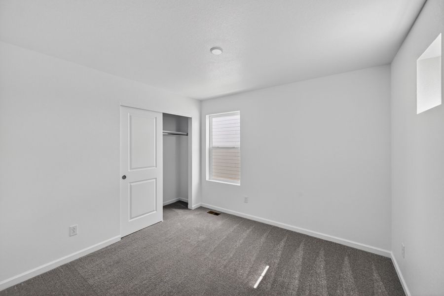 Spacious, unfurnished interior of a new home in Sky Ranch, Aurora (Image 14).
