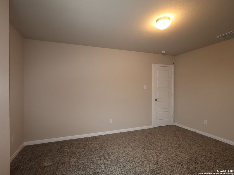 Spacious, unfurnished interior of a new home in Winding Brook, San Antonio (Image 13).