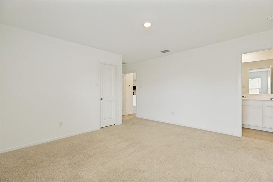 Spacious, unfurnished interior of a new home in Tillage Farms, Princeton (Image 15).