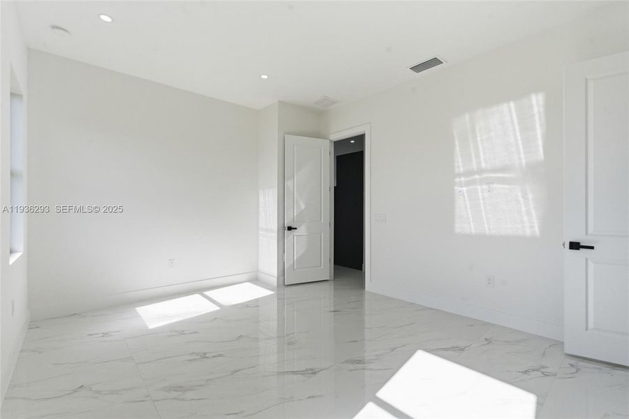 Spacious, unfurnished interior of a new home in , Cape Coral (Image 40).