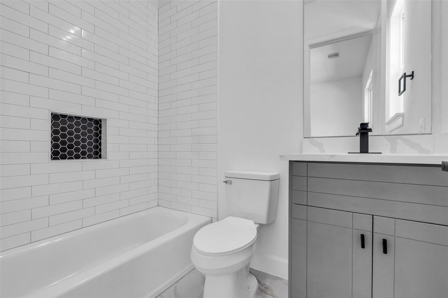 The guest bedroom on the third floor has an en-suite bathroom. The guest bedroom on the third floor has an en-suite bathroom.