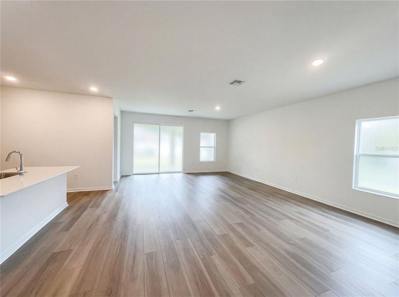 Spacious, unfurnished interior of a new home in Grand Park, Dunnellon (Image 12).