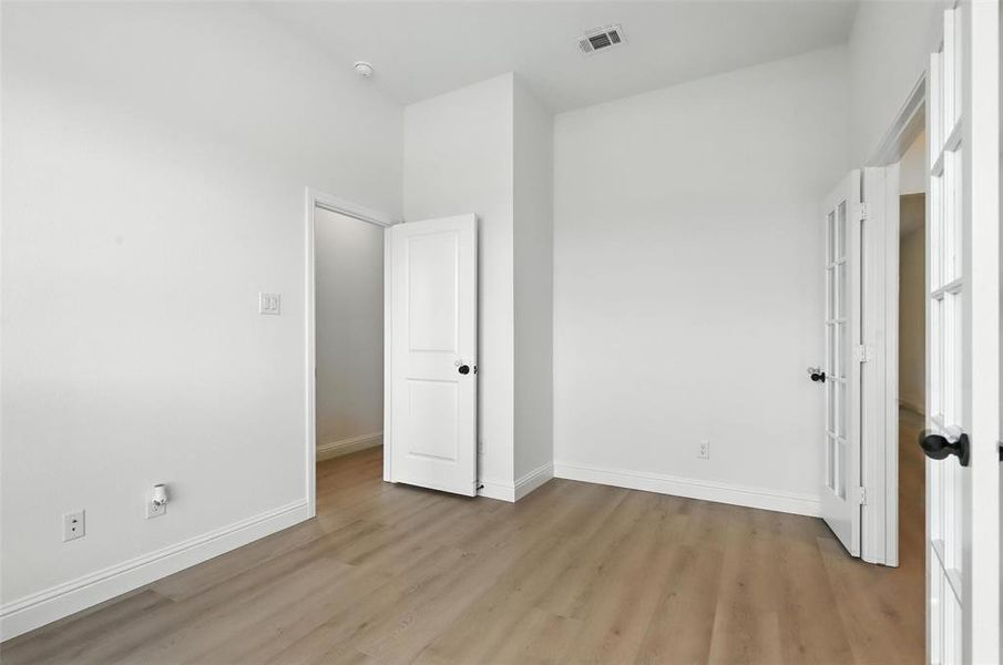 Spacious, unfurnished interior of a new home in Trail Creek, Cleburne (Image 23).