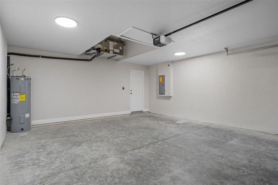 Spacious, unfurnished interior of a new home in , Weeki Wachee (Image 43).