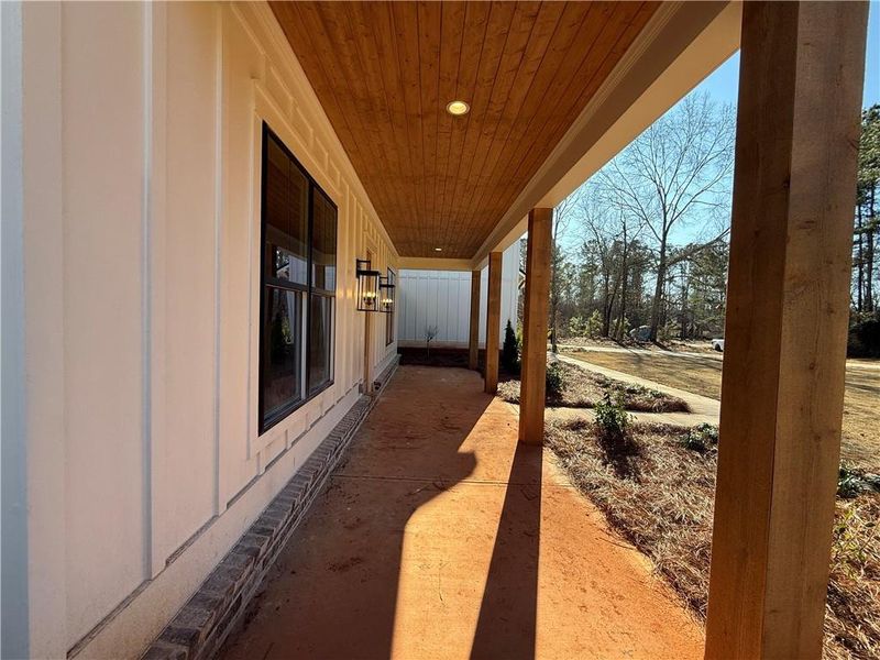 Exterior details and patio area of a home in , Athens (Image 9).