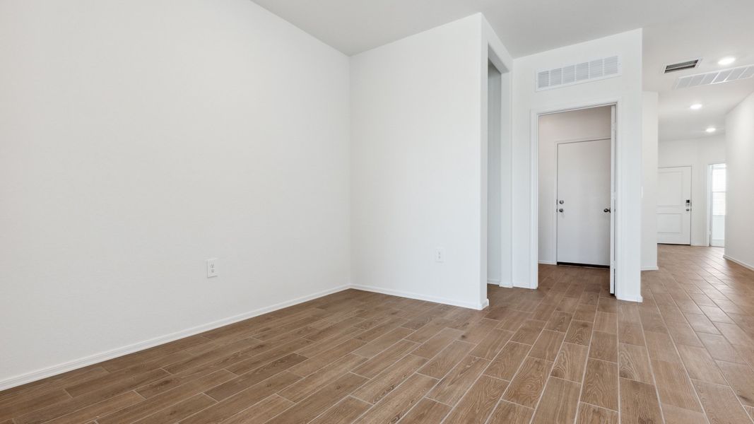 Spacious, unfurnished interior of a new home in Rio Rancho Estates, Wittmann (Image 19).