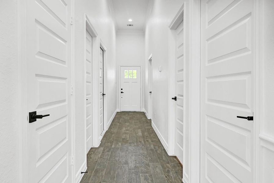 Spacious, unfurnished interior of a new home in , Anahuac (Image 15).