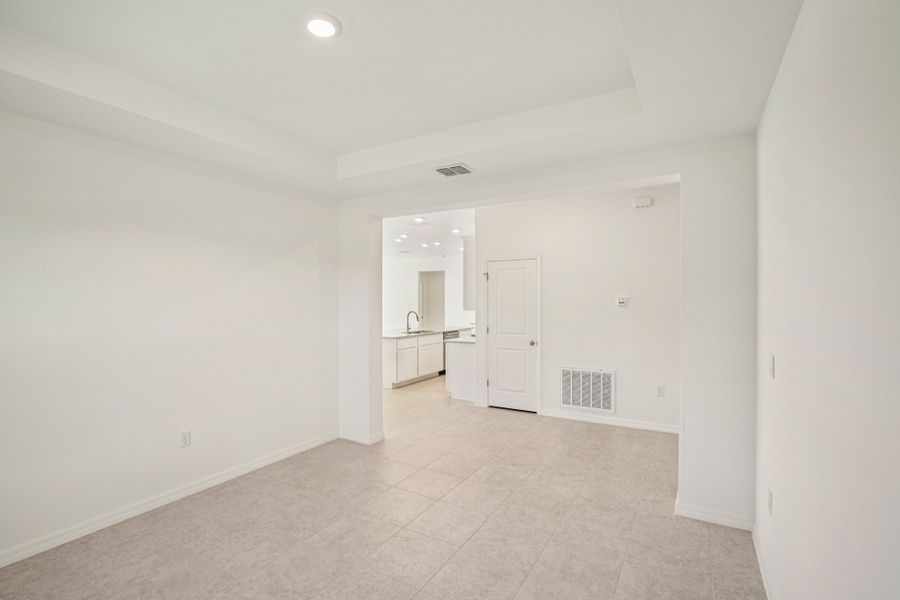 Spacious, unfurnished interior of a new home in Marion Oaks, Ocala (Image 25).