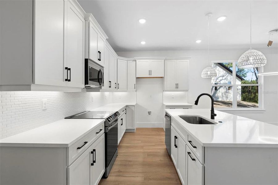 Kitchen with decorative backsplash