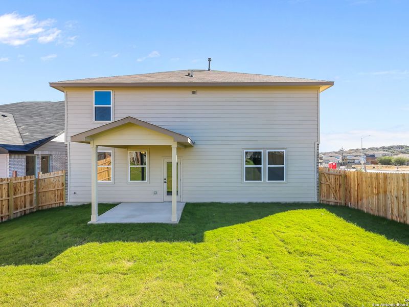 Exterior details and patio area of a home in Comanche Ridge, San Antonio (Image 4).