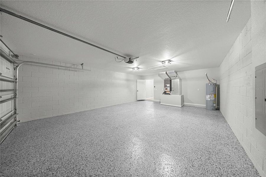 Spacious, unfurnished interior of a new home in , Dunnellon (Image 11).