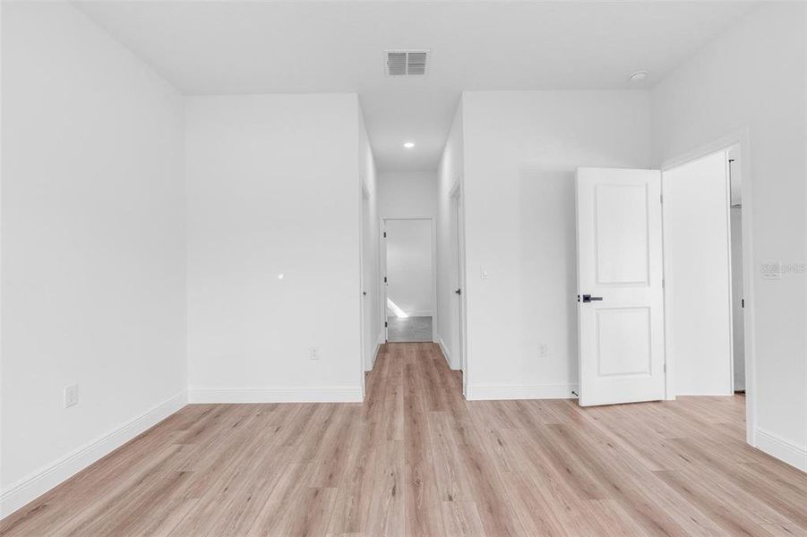 Spacious, unfurnished interior of a new home in , Ocala (Image 23).