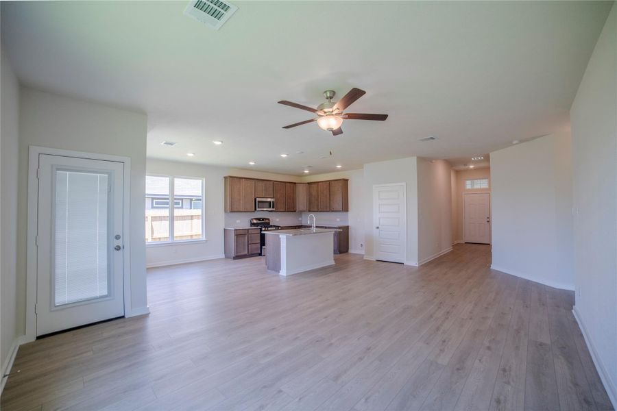 Spacious, unfurnished interior of a new home in , Brenham (Image 24).