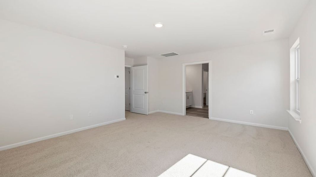 Spacious, unfurnished interior of a new home in Seneca Falls, Seneca (Image 27).