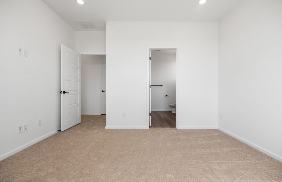Spacious, unfurnished interior of a new home in Wolf Creek Run West, Strasburg (Image 27).