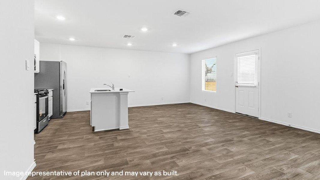 Spacious, unfurnished interior of a new home in Blue Ridge Ranch, San Antonio (Image 18).