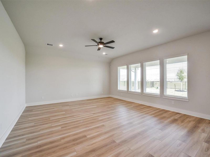 Spacious, unfurnished interior of a new home in Sierra Vista, Rosharon (Image 37).