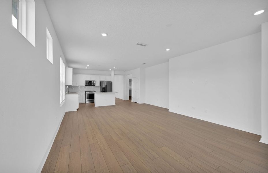 Spacious, unfurnished interior of a new home in Del Webb Wildlight, Yulee (Image 17).