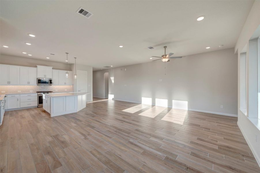 Spacious, unfurnished interior of a new home in The Grand Prairie 50’, Hockley (Image 27).
