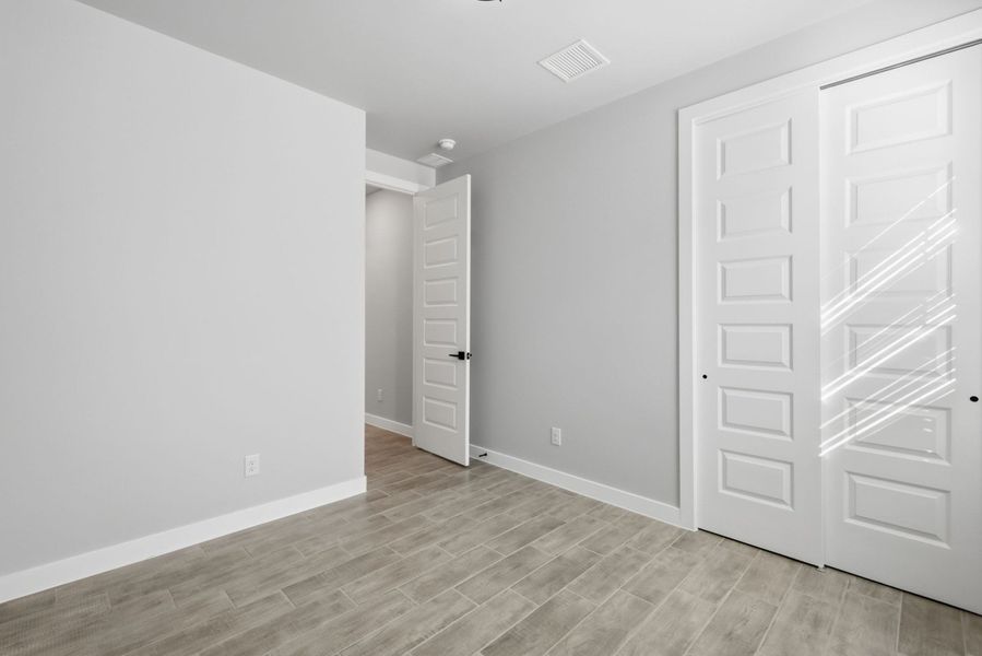 Spacious, unfurnished interior of a new home in Emerald Estates, El Paso (Image 25).
