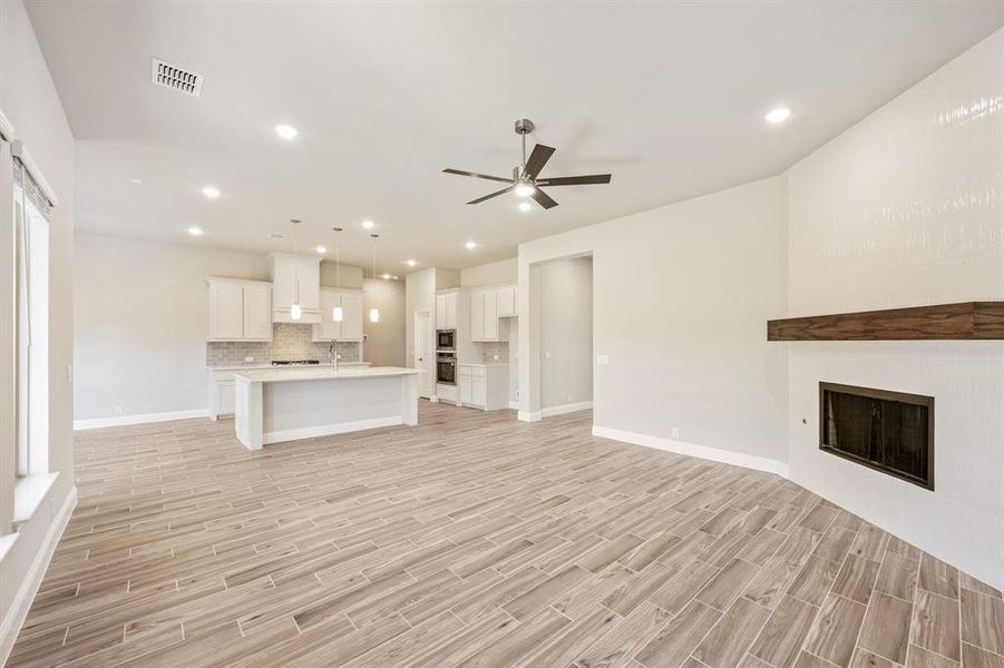 Spacious, unfurnished interior of a new home in Somerset, Venus (Image 22).