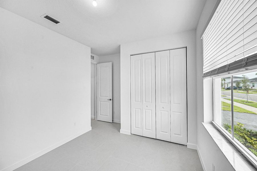 Spacious, unfurnished interior of a new home in Seagrove: The Indies, Fort Pierce (Image 13).