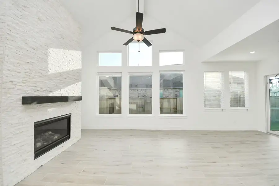 Spacious, unfurnished interior of a new home in Meridiana, Manvel (Image 16).