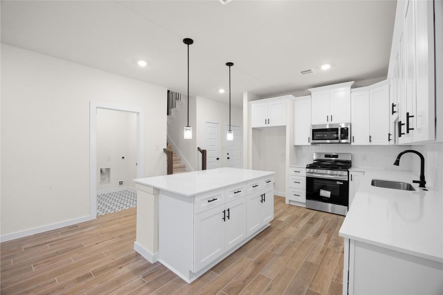 Black hardware really complements the brightness Black hardware really complements the brightness