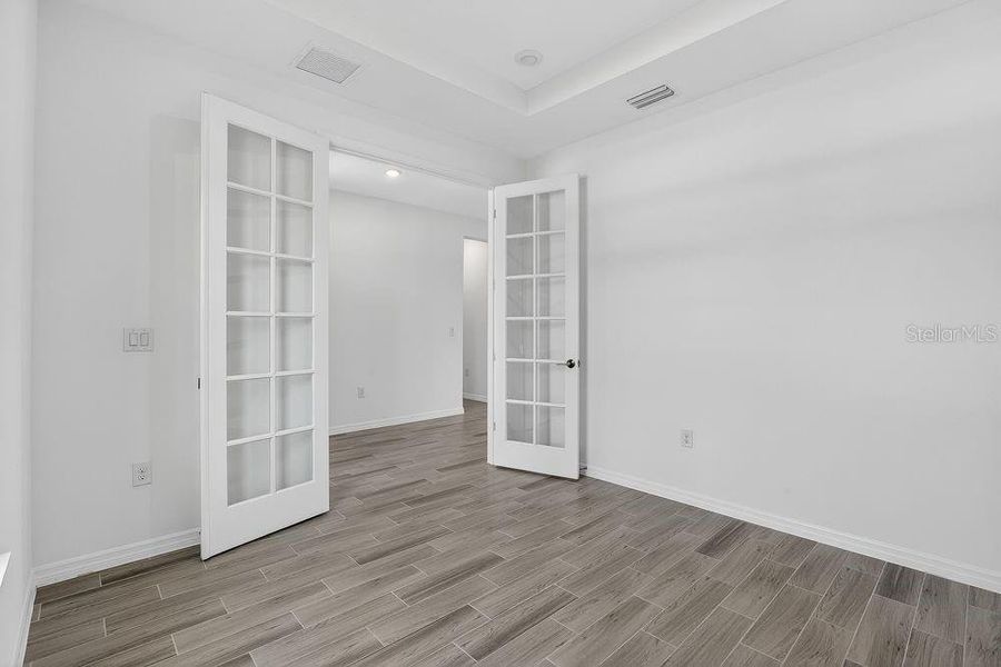 Spacious, unfurnished interior of a new home in Ardisia Park, New Smyrna Beach (Image 36).