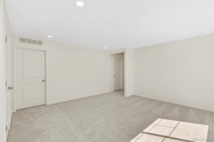 Spacious, unfurnished interior of a new home in , Aurora (Image 14).