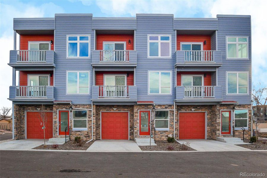 Condo located in Denver, CO showcasing its design and architecture (Image 2). Condo located in Denver, CO showcasing its design and architecture (Image 2).