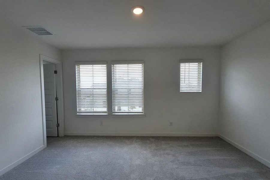 Spacious, unfurnished interior of a new home in Wolf Ranch, Georgetown (Image 17).