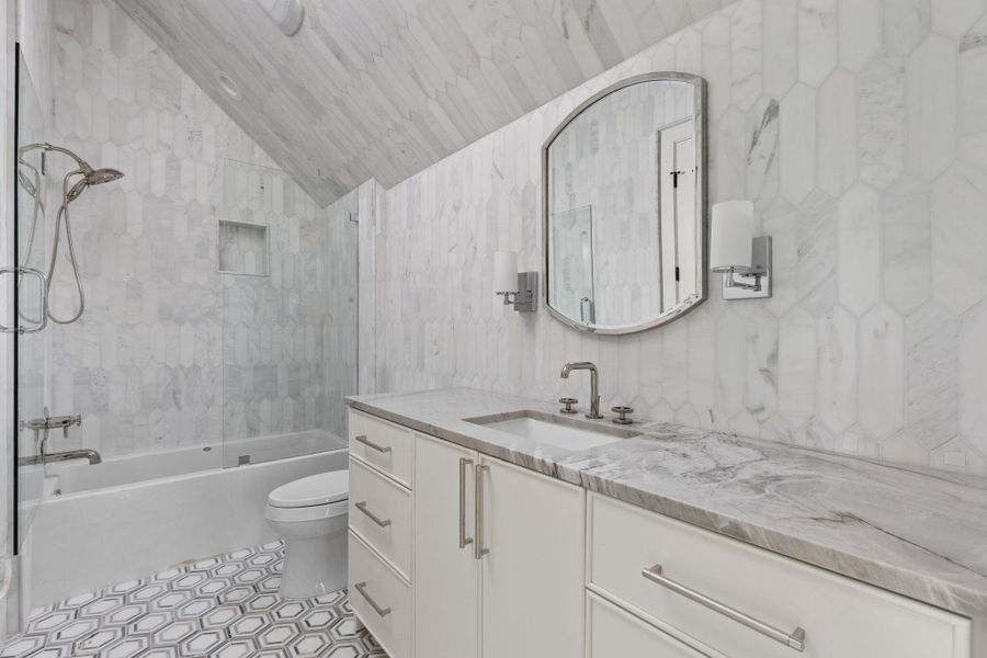 Furnished interior view inside a new home in , Lakeway (Image 14).