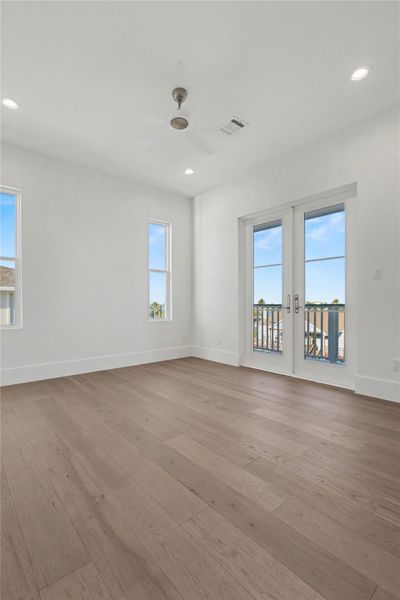 Spacious, unfurnished interior of a new home in , Galveston (Image 28).