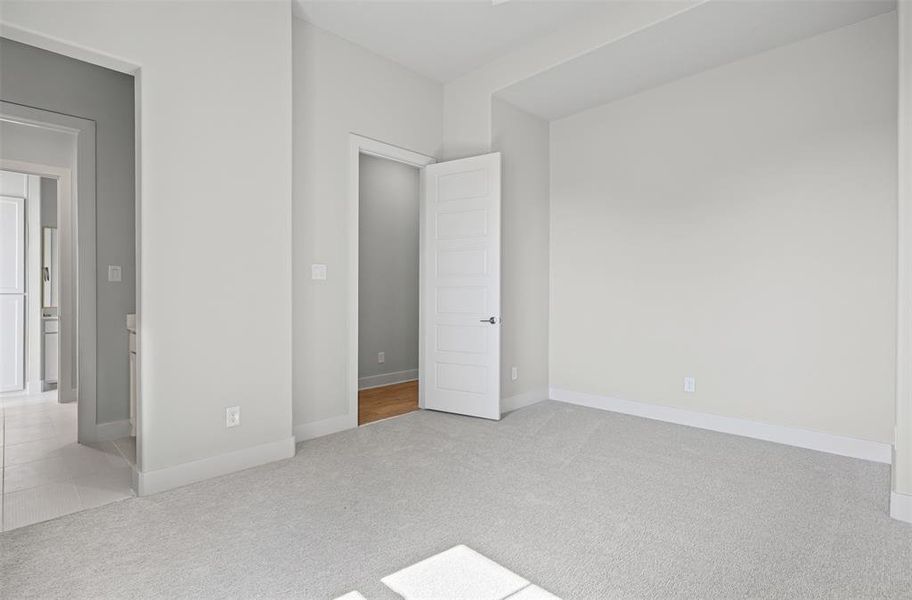 Spacious, unfurnished interior of a new home in Waterfall Ranch - 1 Acre Lots, Waxahachie (Image 18).