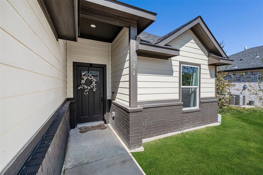 Exterior details and patio area of a home in , Granbury (Image 27).