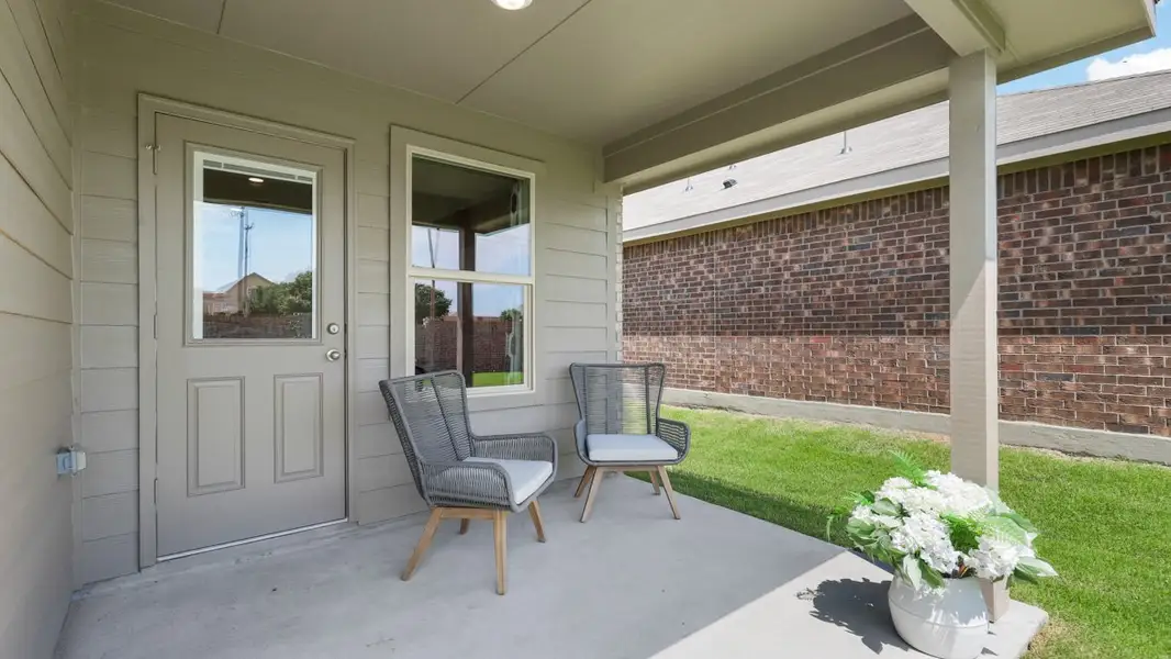 Exterior details and patio area of a home in Sunnycreek, Fort Worth (Image 2).