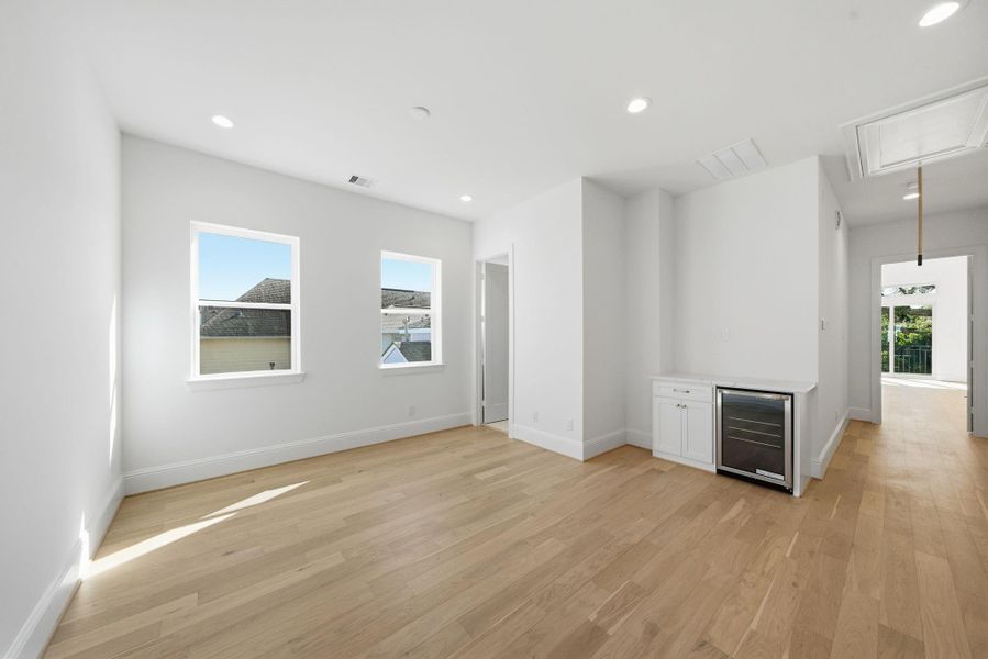 Spacious, unfurnished interior of a new home in , Houston (Image 36).