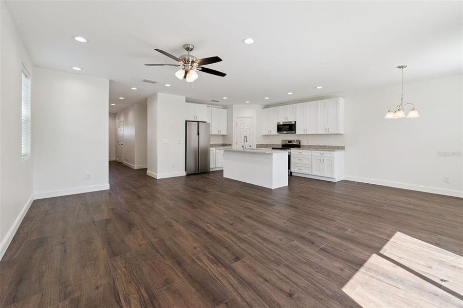 Spacious, unfurnished interior of a new home in , Lakeland (Image 29).