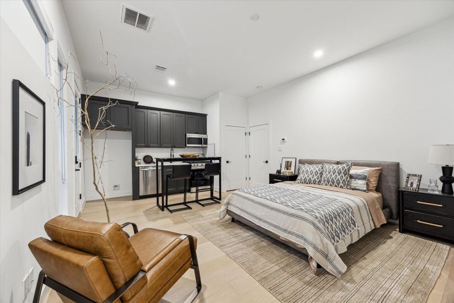 Expansive studio apartment with a full kitchenette appliances Expansive studio apartment with a full kitchenette appliances