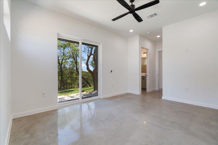 Unfurnished room with recessed lighting, finished concrete floors, and ceiling fan