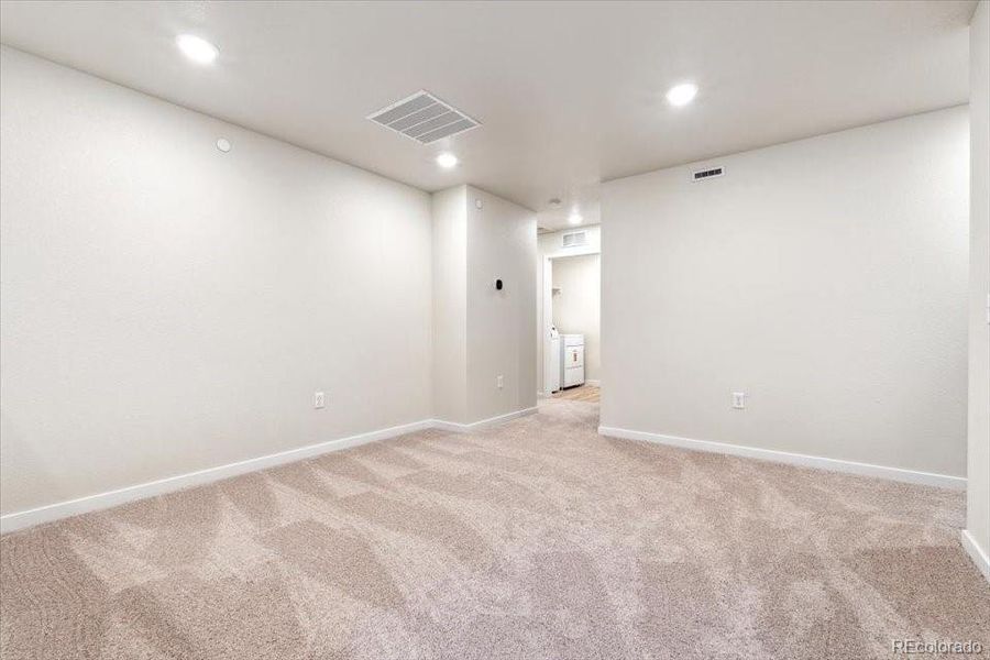 Spacious, unfurnished interior of a new home in Legato, Commerce City (Image 11).