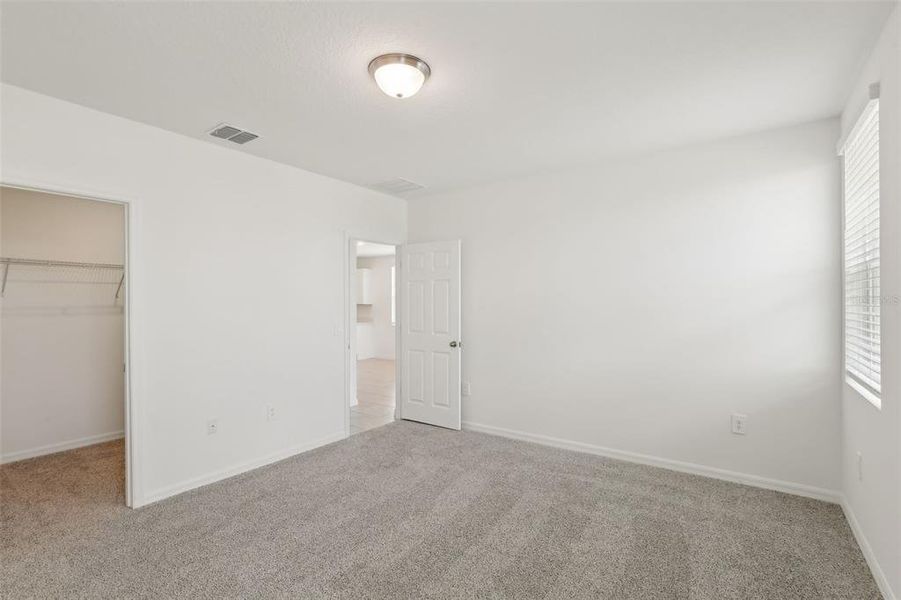 Spacious, unfurnished interior of a new home in Eden Hills, Lake Alfred (Image 23).