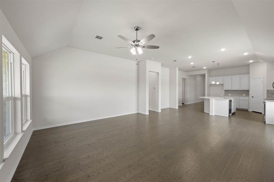 Spacious, unfurnished interior of a new home in Summer Crest, Fort Worth (Image 30).