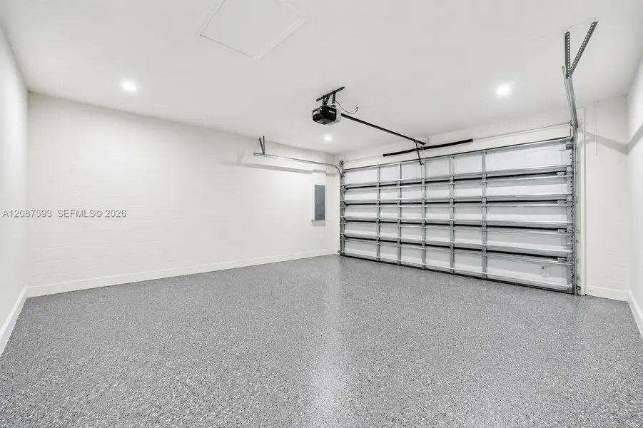 Spacious, unfurnished interior of a new home in , Tampa (Image 12).