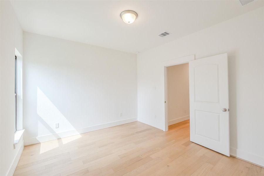 Spacious, unfurnished interior of a new home in Timbergrove Trails, Houston (Image 30).