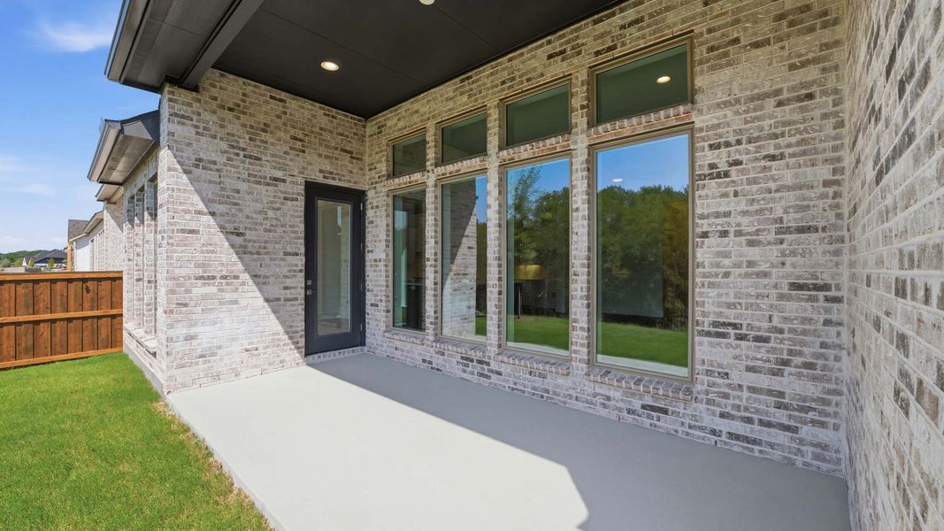 Exterior details and patio area of a home in Hillstead, Lavon (Image 4).